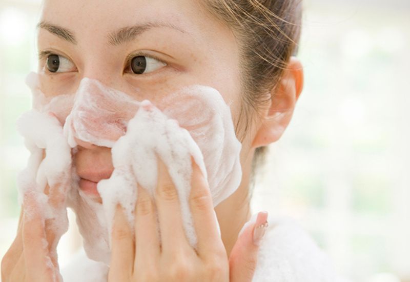 nên dùng sữa rửa mặt mấy lần 1 ngày
