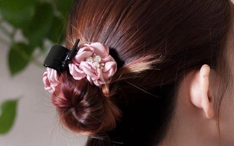 cách búi tóc bằng kẹp càng cua ngắn