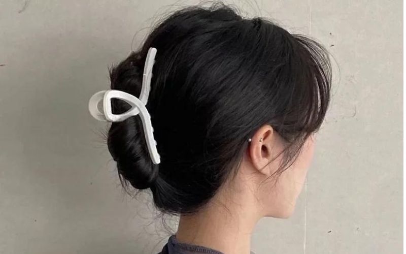 cách búi tóc bằng kẹp càng cua 5 răng