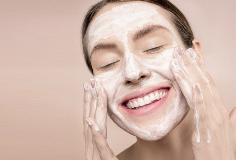 có nên dùng 2 loại sữa rửa mặt