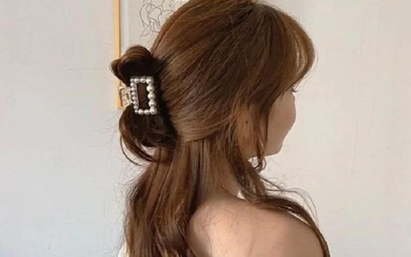 cách búi tóc dài bằng kẹp càng cua