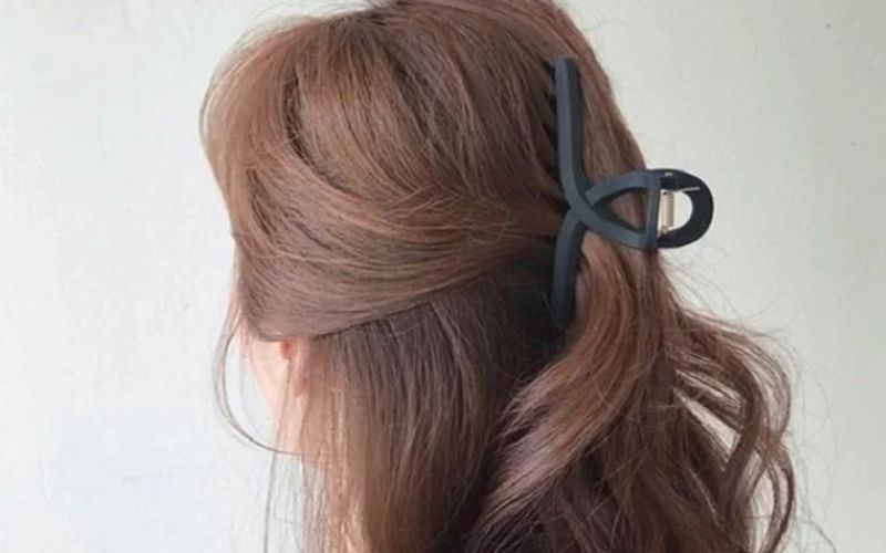 búi tóc bằng kẹp càng cua dài