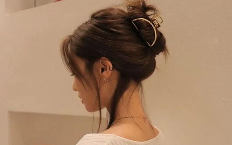 cách búi tóc bằng kẹp càng cua nhỏ
