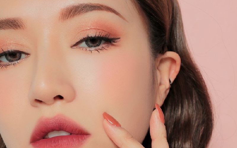 cách đánh mắt bằng son