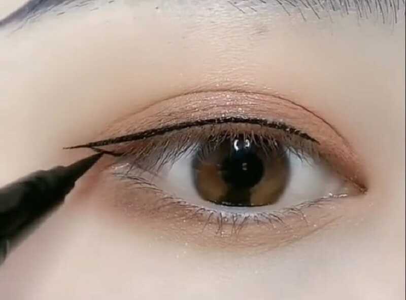 cách kẻ eyeliner mắt mèo