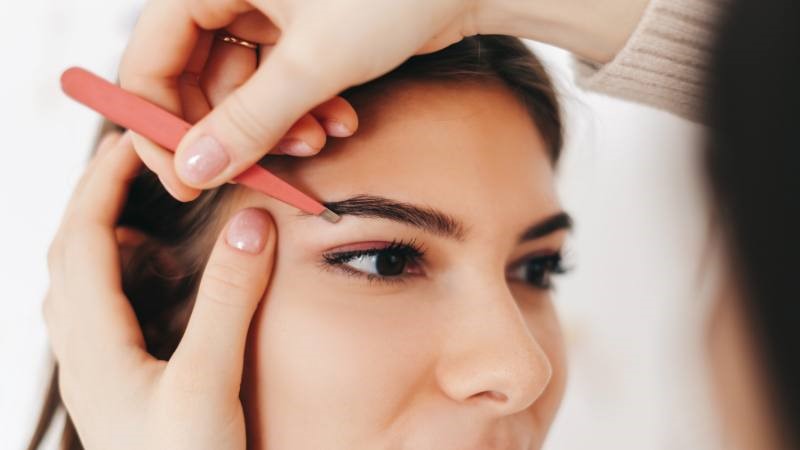 Cắt tỉa lông mày trước khi bắt đầu kẻ chân mày phẩy sợi