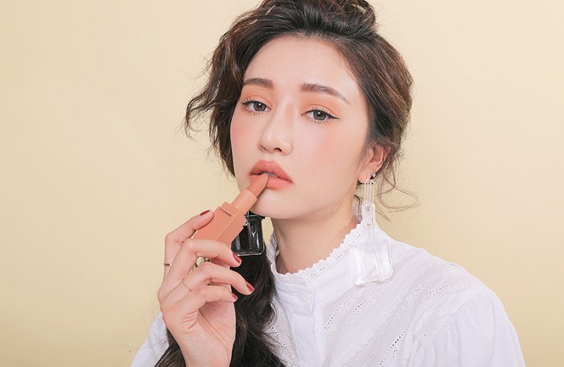 makeup bằng 1 cây son