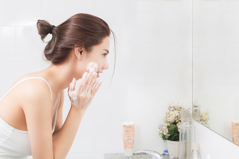 tẩy da chết mặt trước hay rửa mặt trước