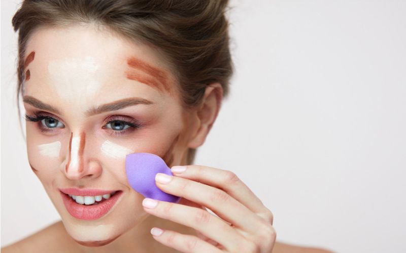 tại sao khi trang điểm mặt bị mốc