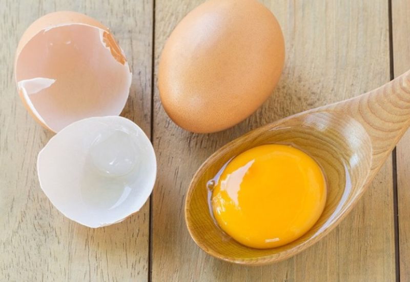 trị mụn đầu đen bằng trứng gà