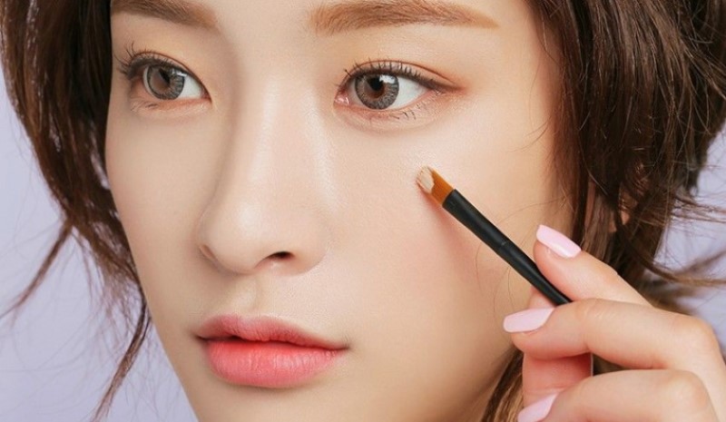Chỉnh sửa lại bằng che khuyết điểm sau khi đã kẻ chân mày phẩy sợi