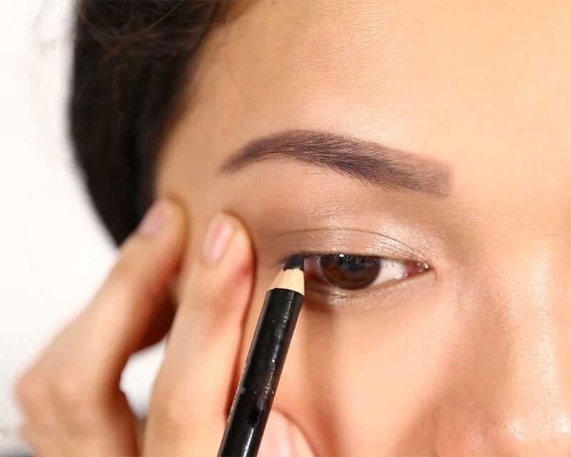 kẻ mắt bằng bút chì