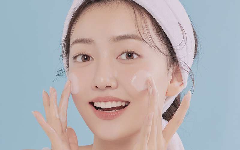 có nên thay đổi sữa rửa mặt thường xuyên
