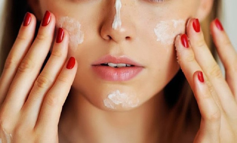 trước khi bôi kem chống nắng cần bôi gì