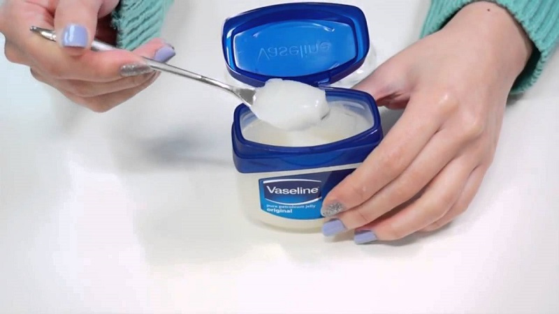 tẩy tế bào chết môi bằng vaseline
