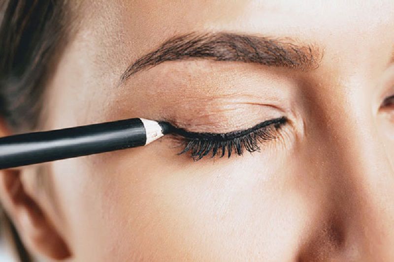 kẻ mắt cho mắt sụp mí