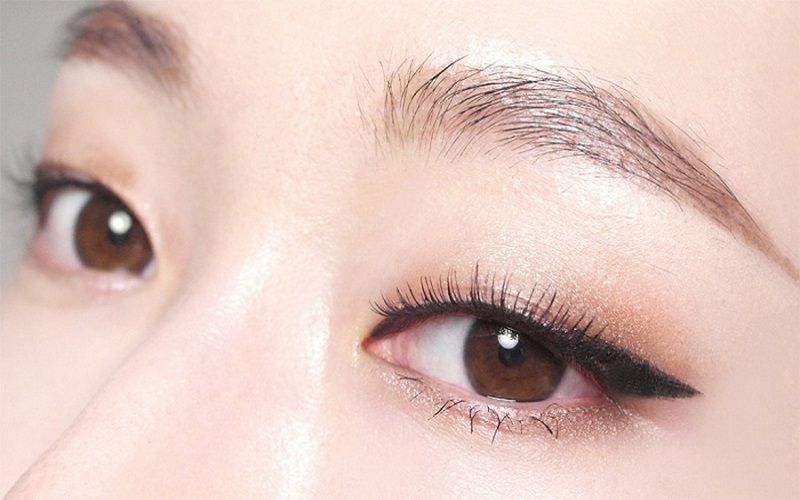 trang điểm nhẹ nhàng cho mắt một mí