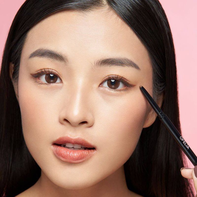 kẻ eyeliner cho mắt sụp mí