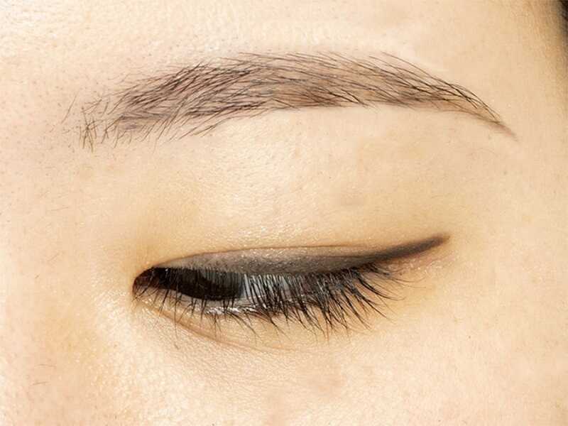cách kẻ mí mắt bằng chì