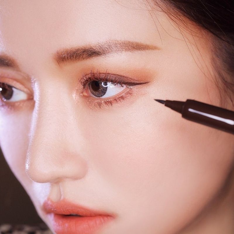vẽ eyeliner cho mắt sụp mí