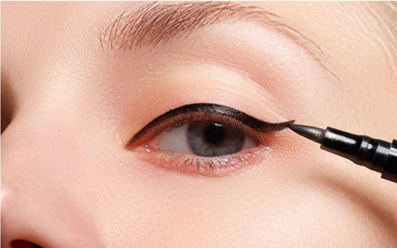 đầu bút kẻ mắt bị khô