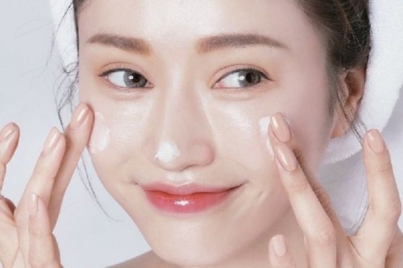 cách dùng kem chống nắng không bị mụn