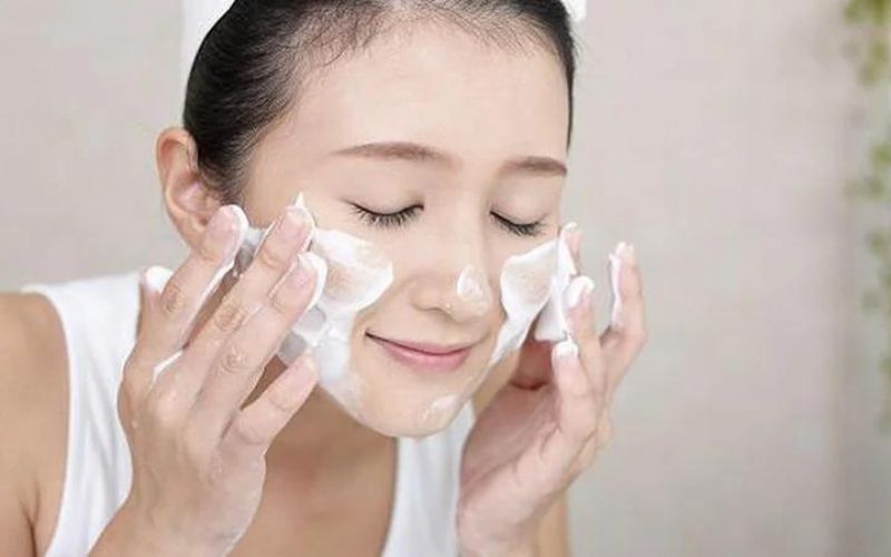 trang điểm bằng phấn nước