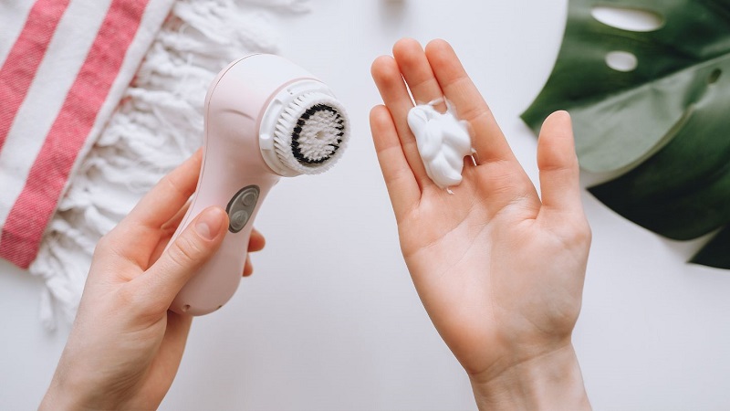 dùng 2 loại sữa rửa mặt sáng và tối