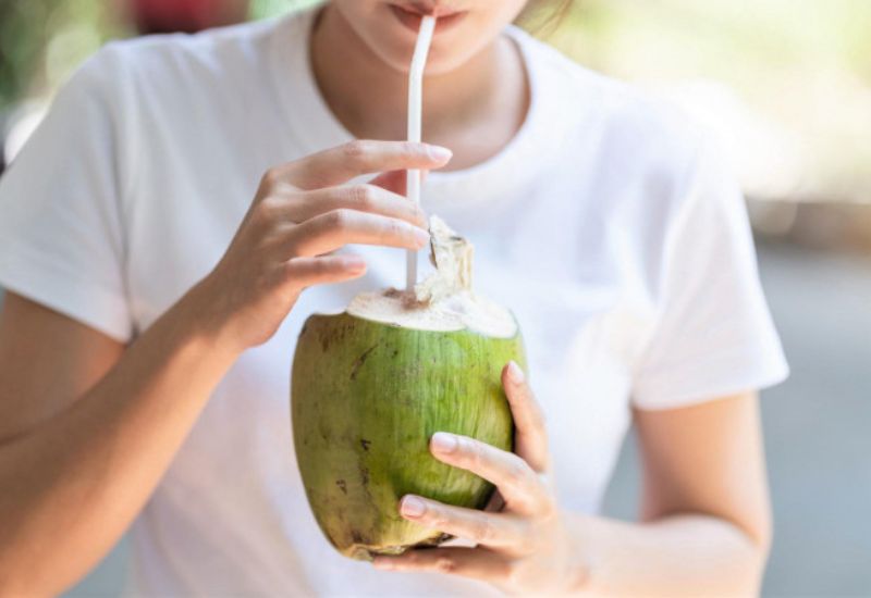 uống nước dừa đúng cách đẹp da