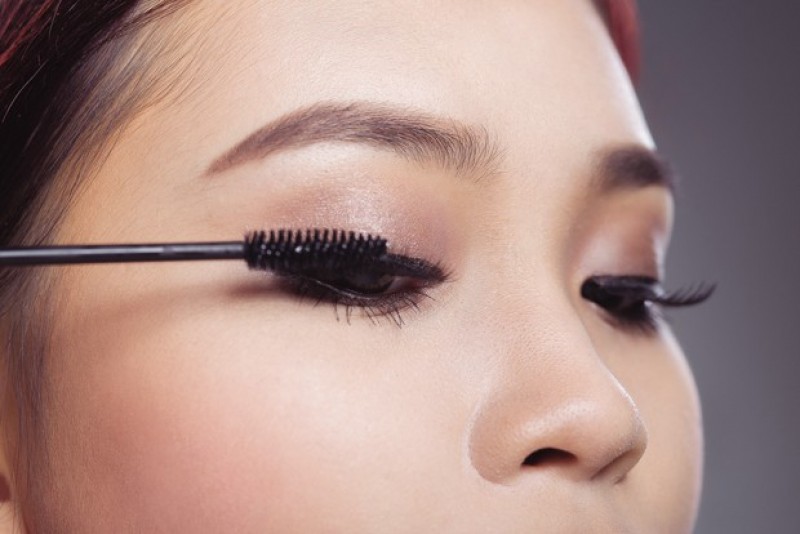 cách chuốt mascara cong