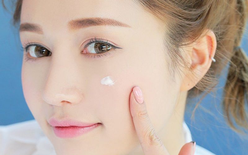 làm sao để trang điểm không bị mốc