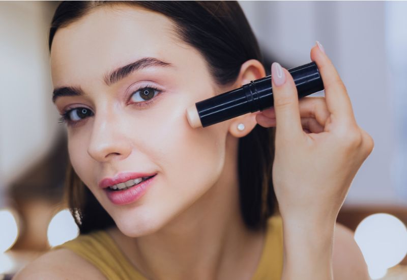 chỉ sử dụng kem che khuyết điểm được không