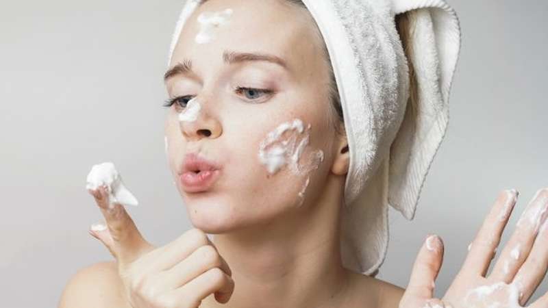 đổi sữa rửa mặt có sao không