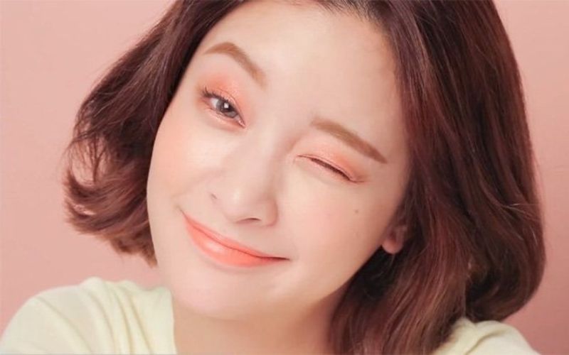 đánh mắt bằng son môi