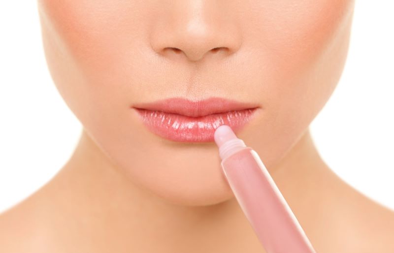 cách trang điểm cho môi dày