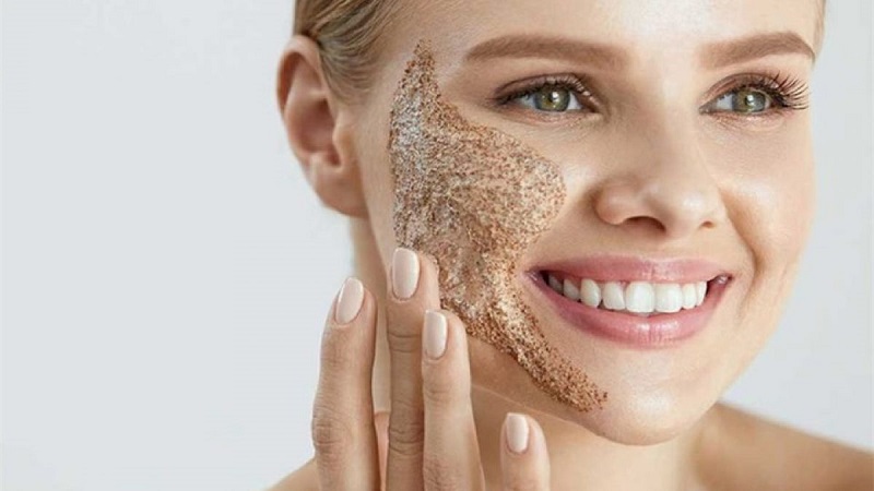 dùng tẩy da chết trước hay sữa rửa mặt trước