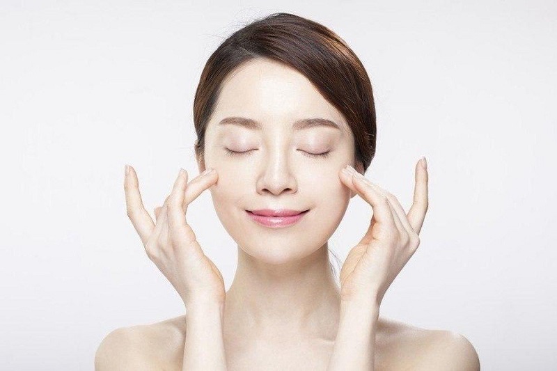 tẩy da chết trước hay rửa sữa rửa mặt trước