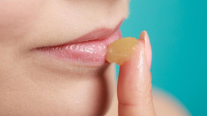 tẩy da chết môi bằng vaseline