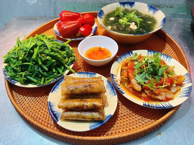 Mâm cơm gia đình miền Bắc ngày Thứ 5