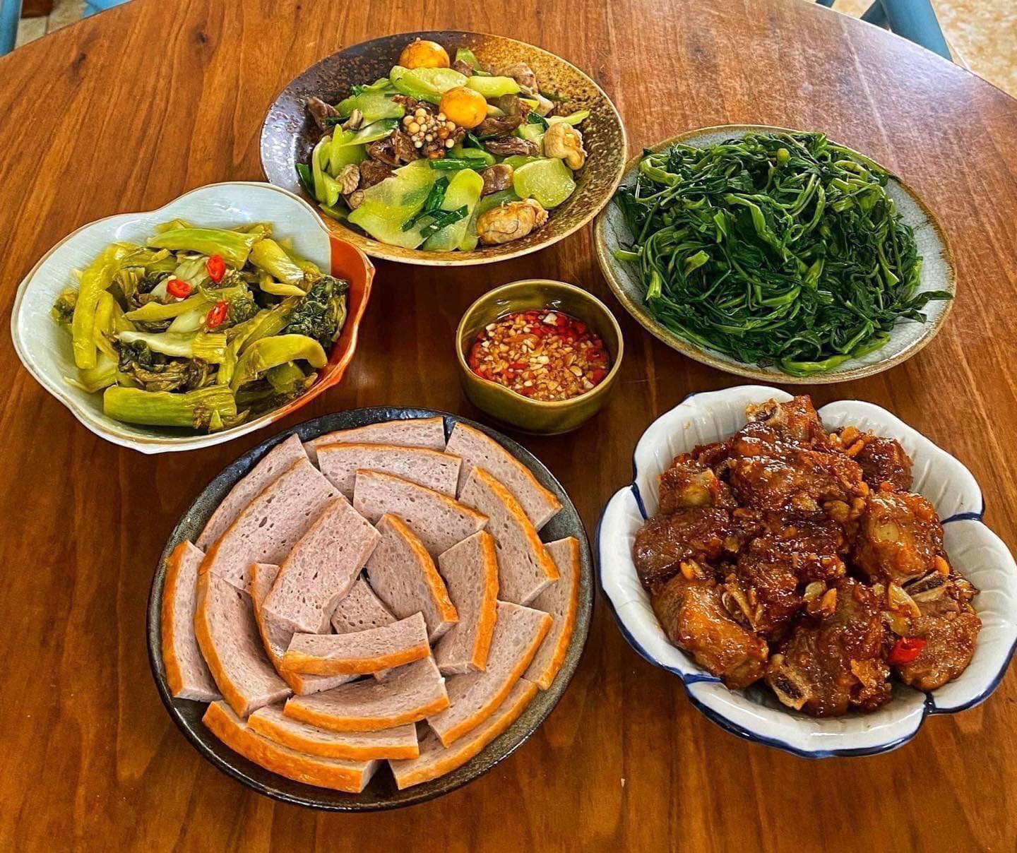 Mâm cơm gia đình miền Bắc ngày Chủ nhật