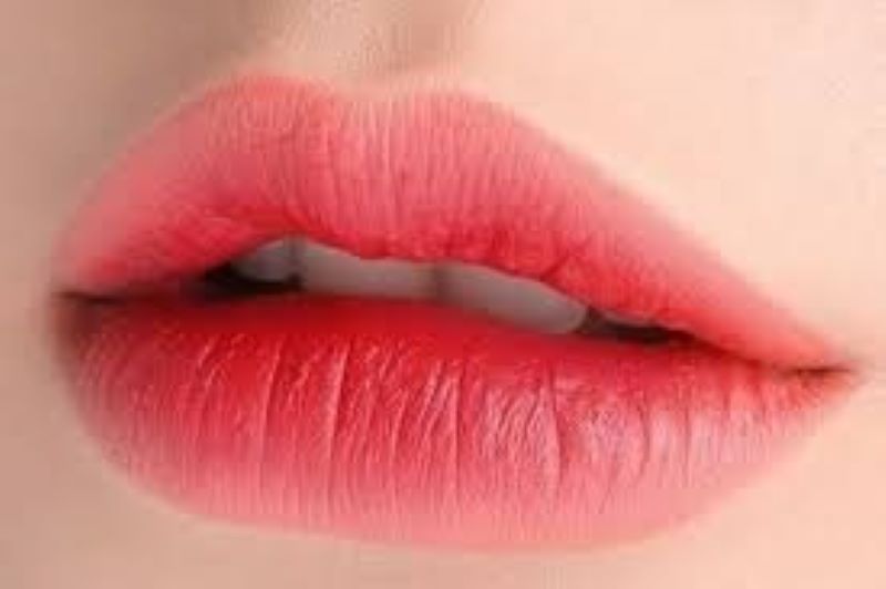 cách trang điểm môi dày