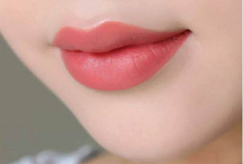 cách trang điểm môi trái tim
