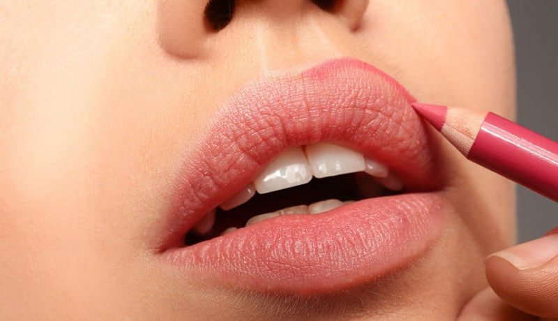 cách trang điểm cho môi mỏng
