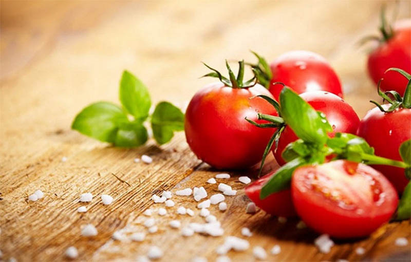 cách trị mụn bằng cà chua nhanh nhất