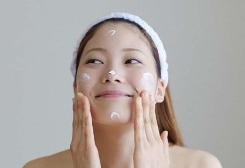 bôi kem chống nắng bị ra ghét
