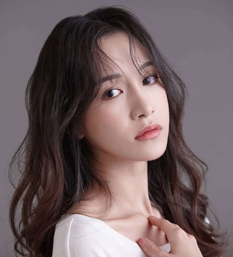 tóc nữ mặt tròn trán cao