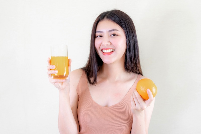 uống nước cam đẹp da