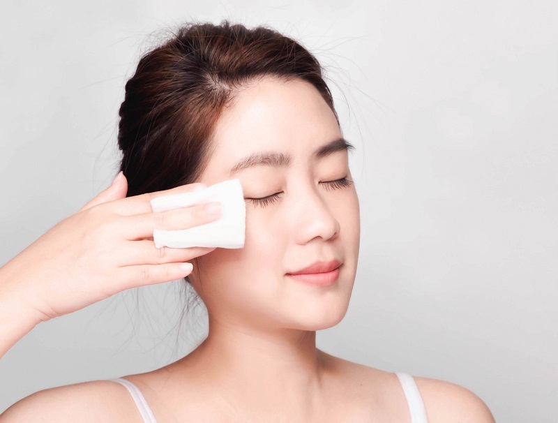 ở trong nhà có nên dùng kem chống nắng