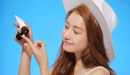 Giải đáp: Nên bôi kem chống nắng trước hay sau khi trang điểm?
