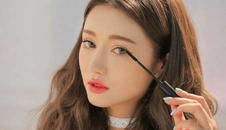 Cách chuốt mascara cong vút không bị lem và vón cục cực đơn giản